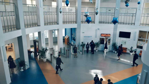 Центральный холл лицея Звездный