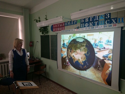 Учитель показывает объект Земля технологии дополненной реальности