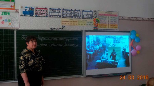 Учитель демонстрирует видео 3д объекта дополненной реальности