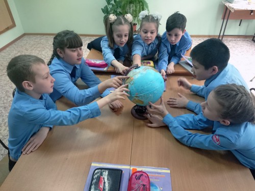 Дети изучают глобус